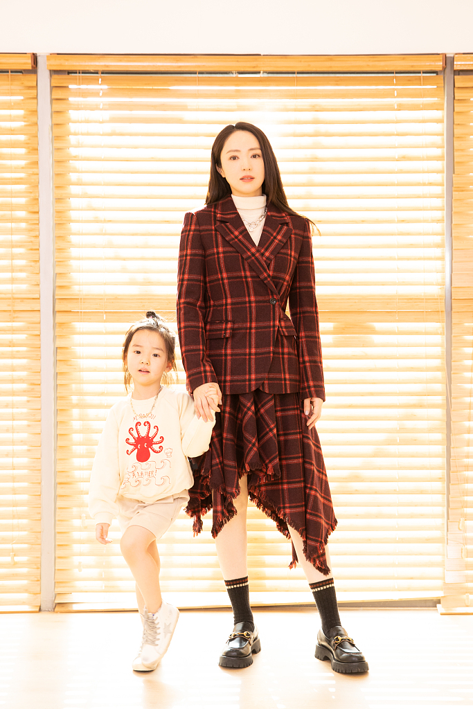 董璇和女儿拍亲子写真 穿多种风格母女装太有爱