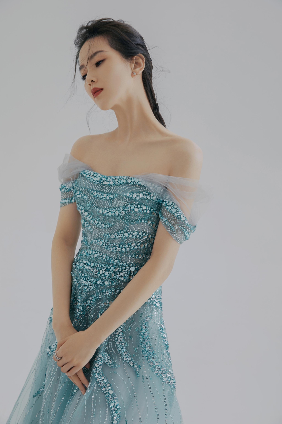 刘诗诗穿蓝色钻石长裙温柔优雅 大秀完美肩颈线条气质迷人