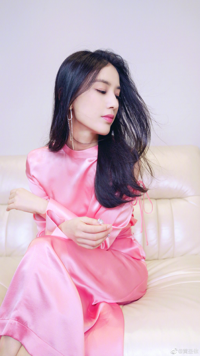 黄圣依穿粉色长裙 长发披肩气质优雅